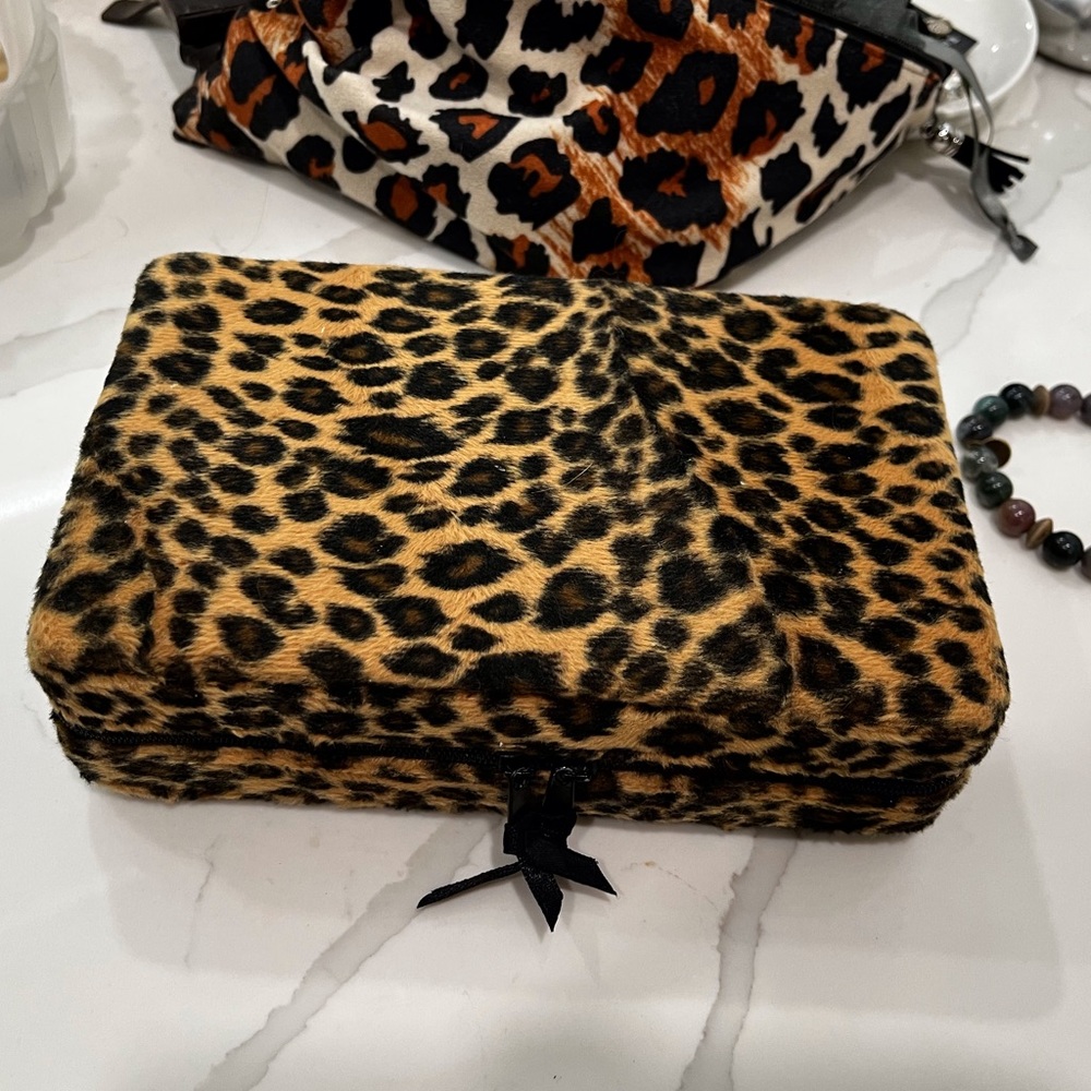 Jewelry Box- Zipper Closure - Picture 7 of 7